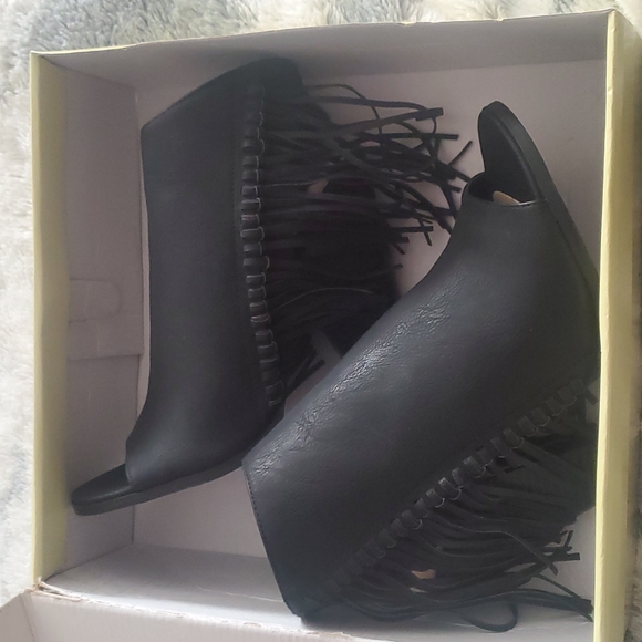 Cathy Jean Black Frindge Bootsies - Picture 9 of 11